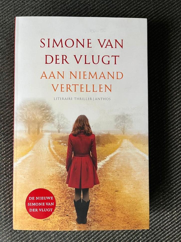 Simone van der Vlugt - Aan niemand vertellen., Boeken, Thrillers, Zo goed als nieuw, Ophalen of Verzenden