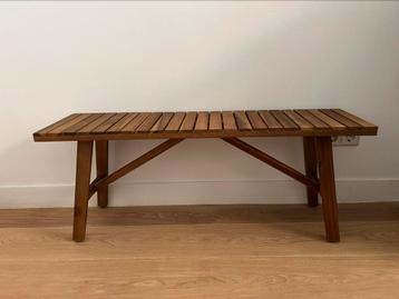 Houten bankje beschikbaar voor biedingen