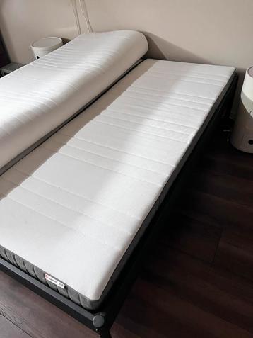 Tweepersoons bed 160x200 met 2 matrassen (80x200) beschikbaar voor biedingen