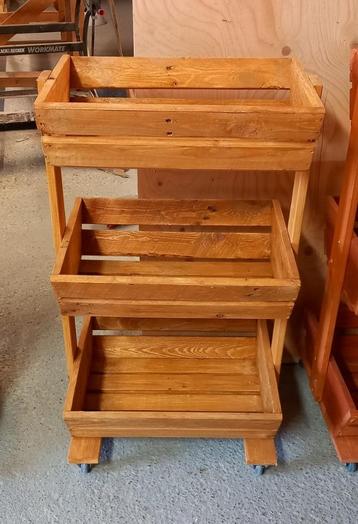 Keuken / tuin trolley met wieltjes van pallethout beschikbaar voor biedingen