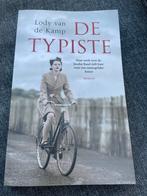 De Typiste - Lody van de Kamp, Boeken, Ophalen of Verzenden, Zo goed als nieuw, Nederland