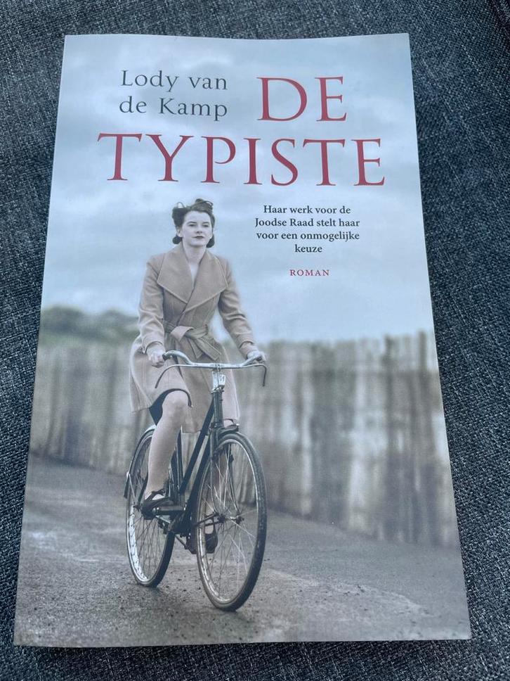 De Typiste - Lody van de Kamp, Boeken, Romans, Zo goed als nieuw, Nederland, Ophalen of Verzenden