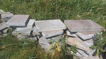 80 grindtegels van 7 cm dik beschikbaar voor biedingen