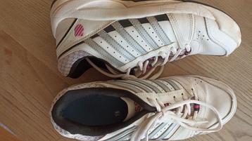 Tennisschoenen  beschikbaar voor biedingen