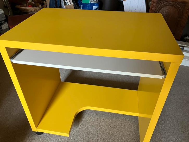 Computertafeltje met uitschuifbaar blad, helder geel, Huis en Inrichting, Bureaus, Zo goed als nieuw, Bureau, Met wielen, Ophalen