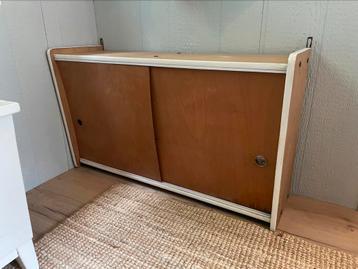 Vintage hangkast / keukenkast beschikbaar voor biedingen