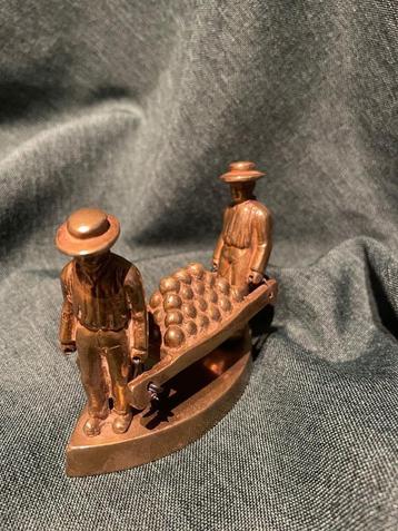 koperen miniatuur; kaasdragers beschikbaar voor biedingen