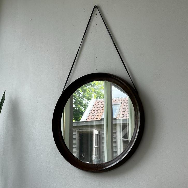 OPRUIMING  wengé hout spiegel jaren 50 60 aan leren koord, Huis en Inrichting, Woonaccessoires | Spiegels, Gebruikt, Minder dan 50 cm