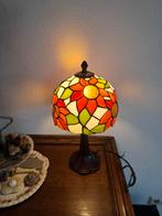 Mooie kleurrijke Tiffany stijl tafellamp 38 cm hoog, Ophalen of Verzenden, Nieuw, Glas, Tiffany