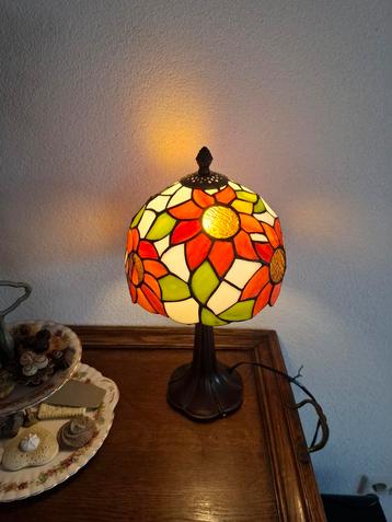Mooie kleurrijke Tiffany stijl tafellamp 38 cm hoog beschikbaar voor biedingen