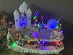 IJsbaan bewegende poppetjes verlichting + adapter ( uniek), Diversen, Kerst, Ophalen of Verzenden, Gebruikt