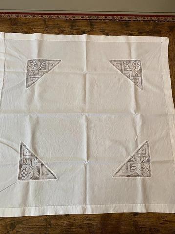 Brocante Frans tafelkleed met werkje van bloemen beschikbaar voor biedingen