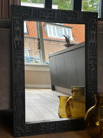 Spiegel met handgesneden randen van hout beschikbaar voor biedingen