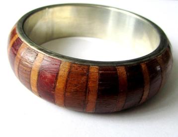 Prachtige gelakte houten armband metalen basis zilver kleur beschikbaar voor biedingen