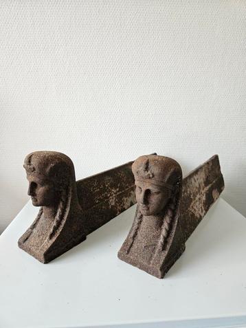 Antieke haardbokken beschikbaar voor biedingen