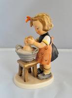 Hummel Goebel meisje met poppenbadje, Antiek en Kunst, Antiek | Keramiek en Aardewerk, Ophalen of Verzenden