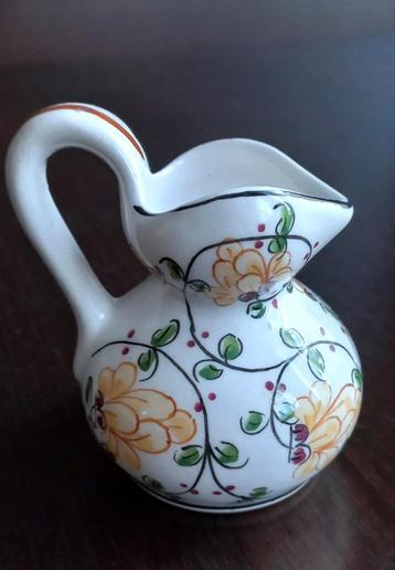 Elegant handgeschilderde keramische kruikje uit Portugal. beschikbaar voor biedingen