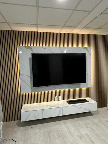 Maatwerk Wandpaneel met Luxe marmer en houten afwerking beschikbaar voor biedingen