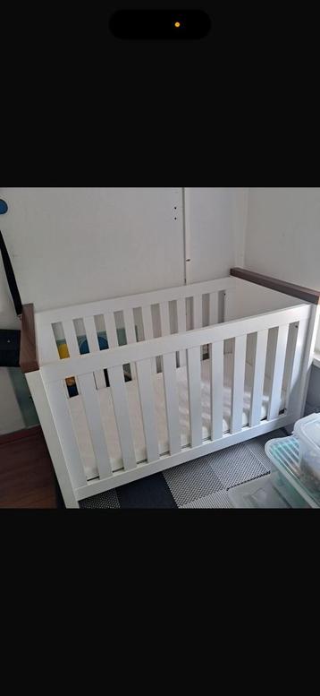 Commode en babybedje beschikbaar voor biedingen