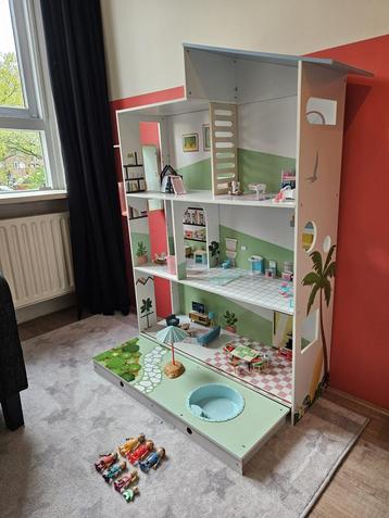 Groot houten poppenhuis met toebehoren  beschikbaar voor biedingen