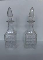 2 kleine karafjes mooi reliëf glas., Ophalen of Verzenden