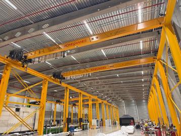 4 bovenloopkranen 15 m incl. staalconstructie. Nieuwstaat. beschikbaar voor biedingen