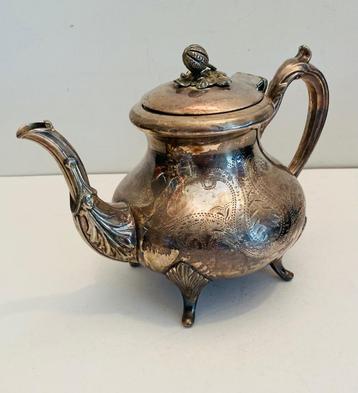 Verzilverde theepot beschikbaar voor biedingen