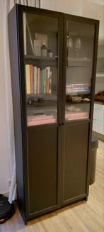 Zwarte IKEA Vitrinekast, Huis en Inrichting, Kasten | Boekenkasten, Ophalen, Met deur(en), 50 tot 100 cm, Zo goed als nieuw