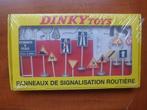 Dinky Toys 12 verkeersborden set 593, Hobby en Vrije tijd, Modelbouw | Auto's en Voertuigen, Nieuw, Overige merken, Overige typen