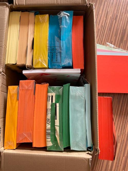 Verhuisdoos vol met (nieuw) gekleurd papier, Diversen, Papierwaren, Nieuw, Ophalen