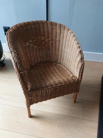 Rotan houten kinderstoel.  Voor peuters  beschikbaar voor biedingen