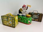 blik Mechanische spaarpot - houthakker in het bos + koffers, Ophalen of Verzenden, Gebruikt, Metaal of Blik, Object of Gebouw