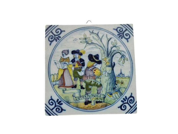 Koninklijke Makkum Tichelaar  - 'Interpublica' - 1979, Antiek en Kunst, Antiek | Wandborden en Tegels, Ophalen of Verzenden