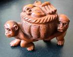 Houten Netsuke van twee aapjes die een mand dragen Japan, Ophalen of Verzenden