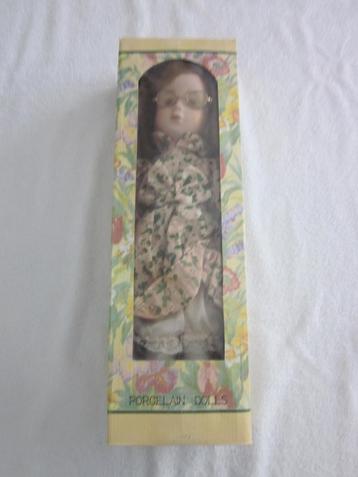 Pop Porcelain Dolls met standaard in originele doos. beschikbaar voor biedingen