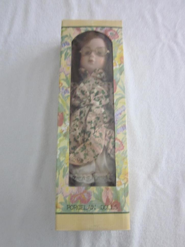 Pop Porcelain Dolls met standaard in originele doos., Antiek en Kunst, Curiosa en Brocante, Ophalen of Verzenden