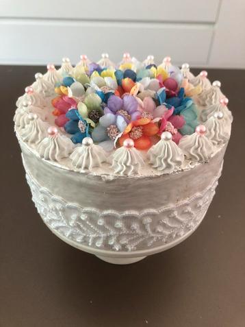 Sier taart met gekleurde bloemen. beschikbaar voor biedingen