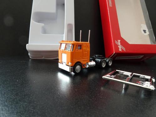 677 herpa kenworth 3-as trekker oranje usa 1:87 truck trein, Hobby en Vrije tijd, Modelauto's | 1:87, Nieuw, Bus of Vrachtwagen