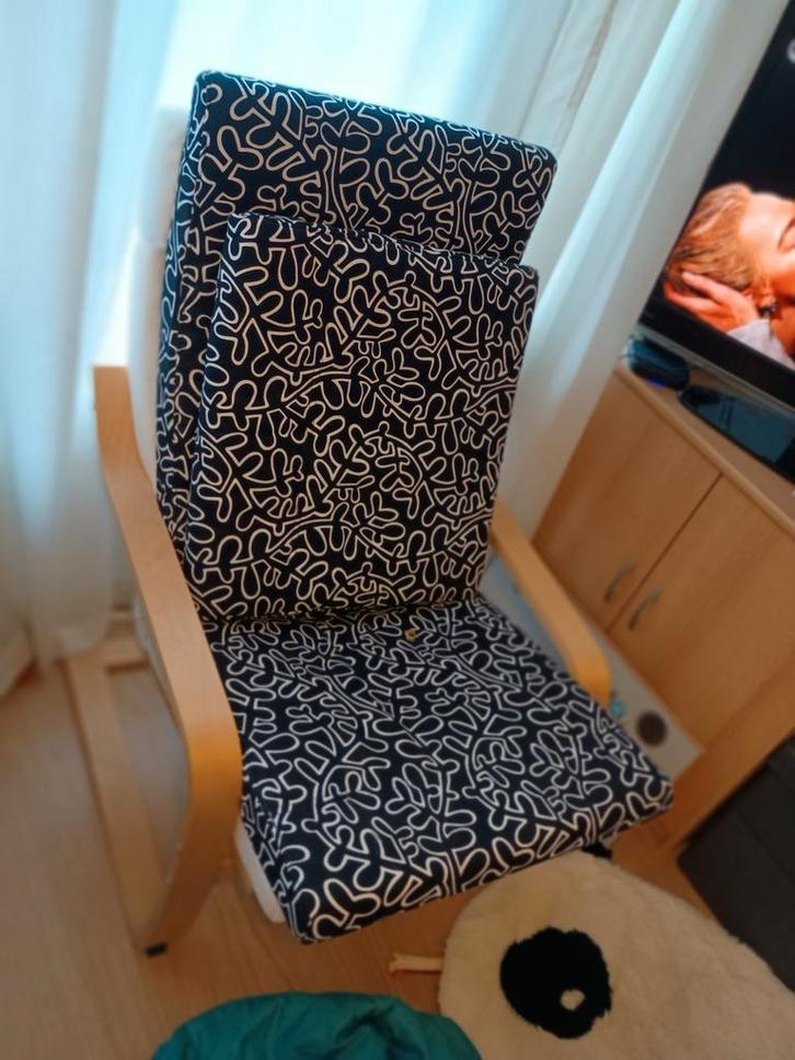 Relaxstoel POANG Ikea met 2 kussens: wit en zwart motief, Huis en Inrichting, Fauteuils, Hout, Stof, 50 tot 75 cm, 75 tot 100 cm