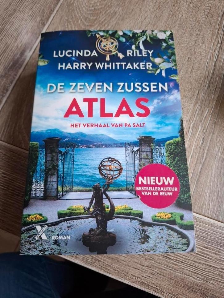De zeven zussen "Atlas" Lucinda Riley Harry Whittaker, Boeken, Romans, Zo goed als nieuw, Ophalen of Verzenden