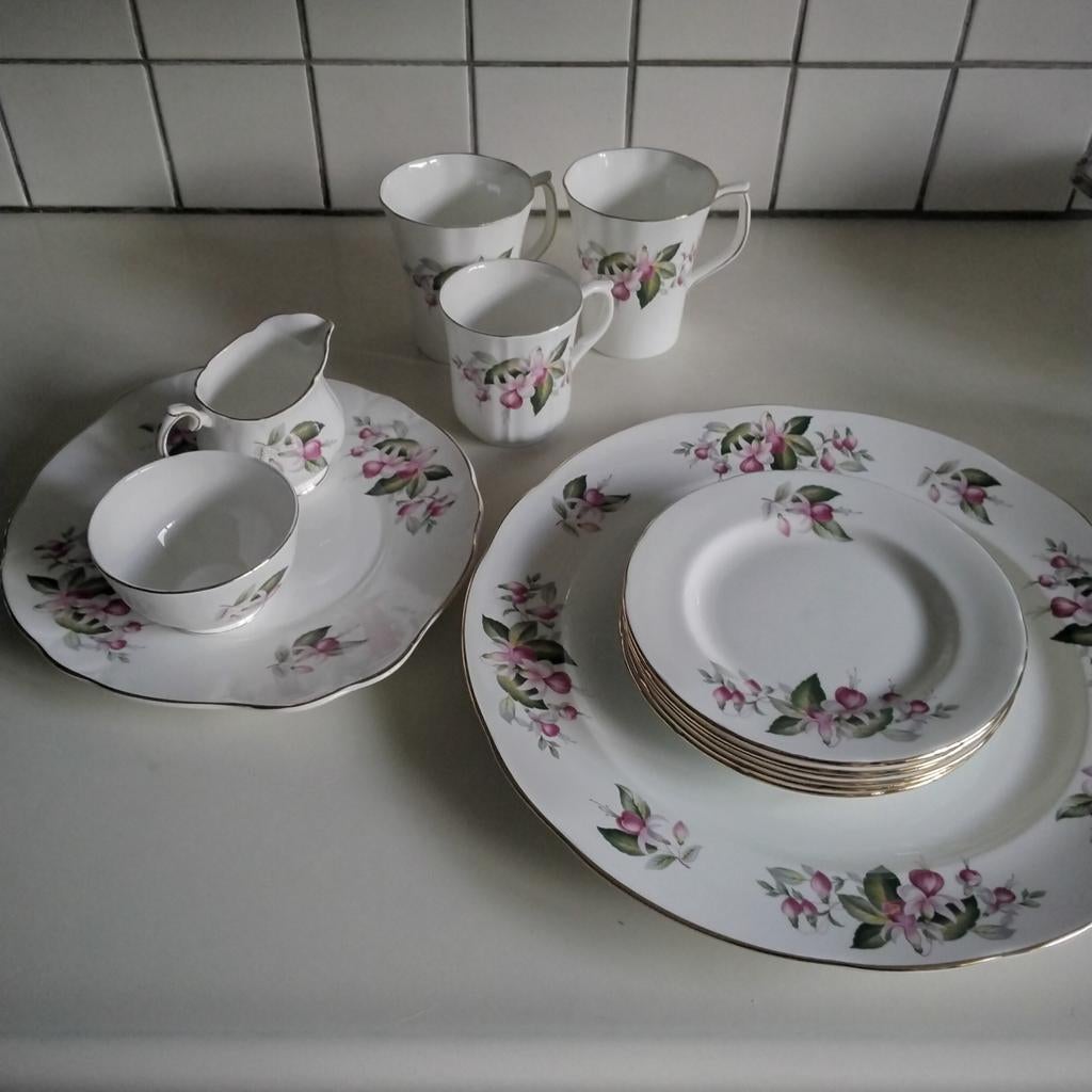 Duchess servies fuchsia, Ophalen of Verzenden, Zo goed als nieuw, Overige stijlen, Kop(pen) en/of Schotel(s)