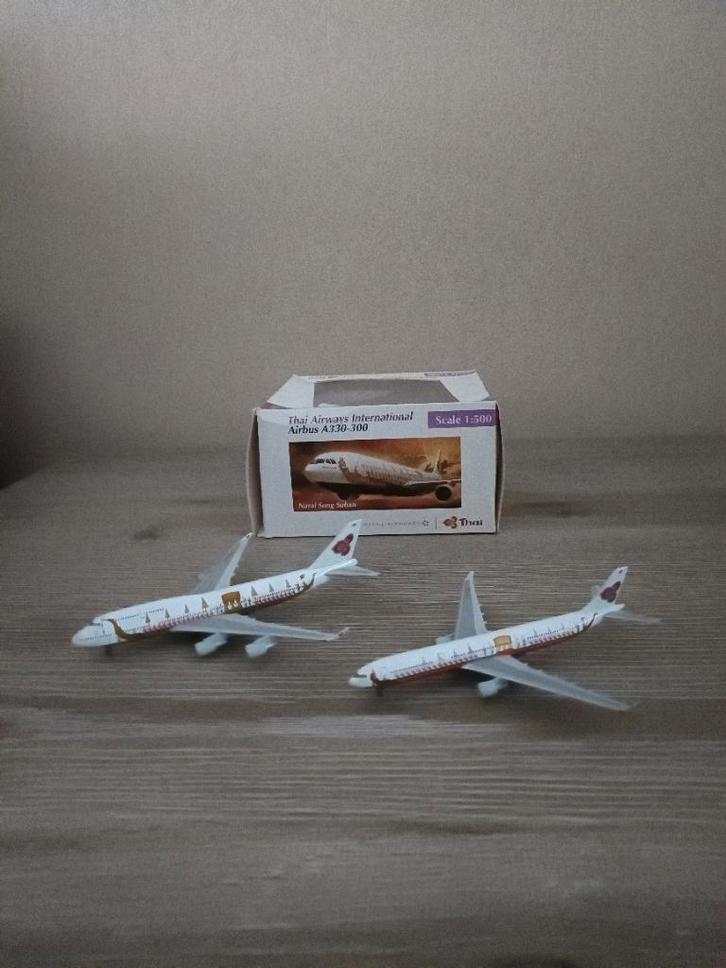 2x Thai Airways International schaalmodel 1:500, Verzamelen, Luchtvaart en Vliegtuigspotten, Zo goed als nieuw, Schaalmodel, Ophalen