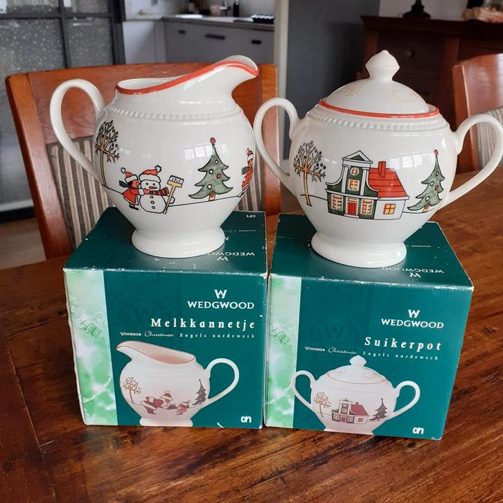 Wedgwood WINDSOR CHRISTMAS Suikerpot en melkkannetje, Huis en Inrichting, Keuken | Servies, Zo goed als nieuw, Overige typen, Wedgwood