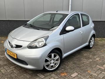 Toyota Aygo 1.0-12V + 5drs LMV Apk tot 12-7-26 NL Auto NAP beschikbaar voor biedingen