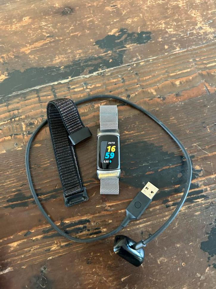 Fitbit Charge 5 - in nieuwstaat, Sieraden, Tassen en Uiterlijk, Activity trackers, Zo goed als nieuw, Android, Zwart, Waterdicht