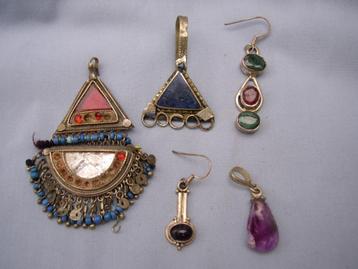 Oude sieraden van o.a. zilver en steen / glas beschikbaar voor biedingen
