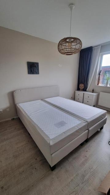 Boxspring met 2 matrassen - circa 4 maanden oud -  beschikbaar voor biedingen