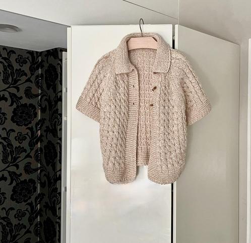 Nieuw: beige/naturel wijdvallend gebreid vestje; maat 40/42, Kleding | Dames, Truien en Vesten, Nieuw, Maat 42/44 (L), Beige, Ophalen of Verzenden