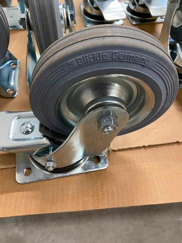 Wielen 4x zwenk en 4 x rechte wielen 20 cm hg beschikbaar voor biedingen