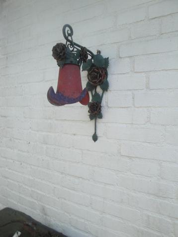 mooi wandlampje  met glazen kapje metalen  rozen  beschikbaar voor biedingen